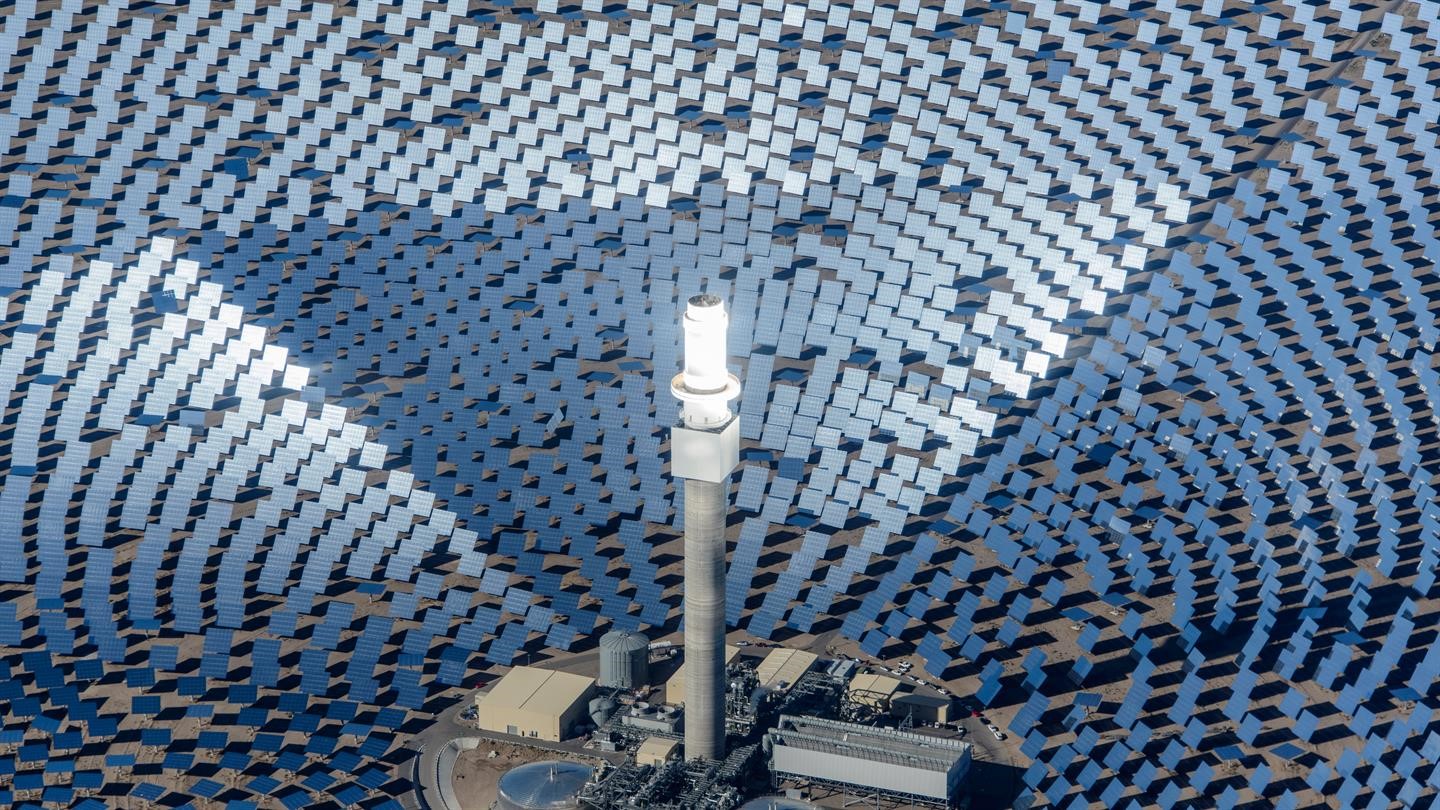 Figure 1: Concentrated solar thermal plant [2]