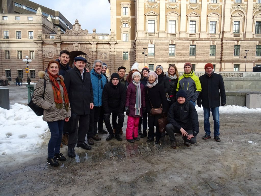 Figura 2. La squadra di NEW-MINE incontra Greta Thunberg. In occasione del network-wide meeting in Stoccolma (8 Febbraio, 2019), la squadra di NEW-MINE ha espresso il suo supporto alle aziondi della coraggiosa sedicenne durante una sua protesta di fronte al parlamento svedese. 